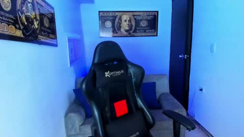 Snapshot of tylerwhiite_ chatting on March 4, 5:32 am online show from March 4, 5:32 am