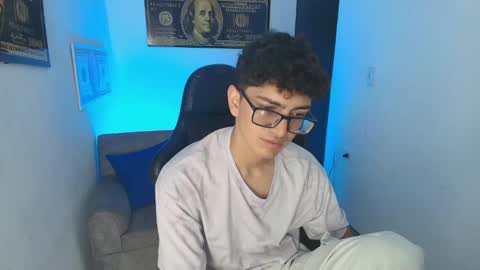 Snapshot of tylerwhiite_ chatting on February 27, 3:29 am online show from February 27, 3:29 am