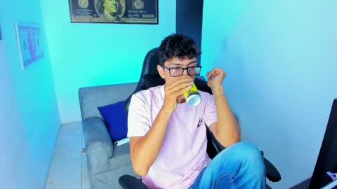 Snapshot of tylerwhiite_ chatting on February 9, 2:49 am online show from February 9, 2:49 am