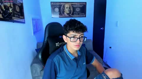 Snapshot of tylerwhiite_ chatting on March 4, 2:27 am online show from March 4, 2:27 am