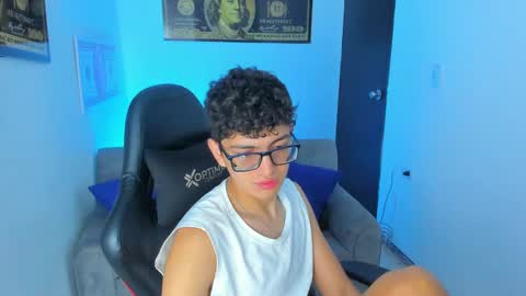 Snapshot of tylerwhiite_ chatting on February 16, 3:04 am online show from February 16, 3:04 am