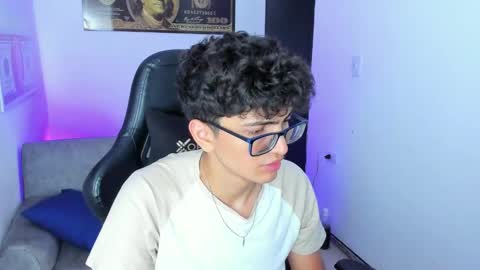 Snapshot of tylerwhiite_ chatting on March 9, 9:57 am online show from March 9, 9:57 am