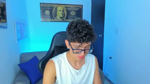 Snapshot of tylerwhiite_ chatting on February 16, 6:54 am online show from February 16, 6:54 am