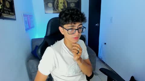 Snapshot of tylerwhiite_ chatting on March 1, 2:59 am online show from March 1, 2:59 am