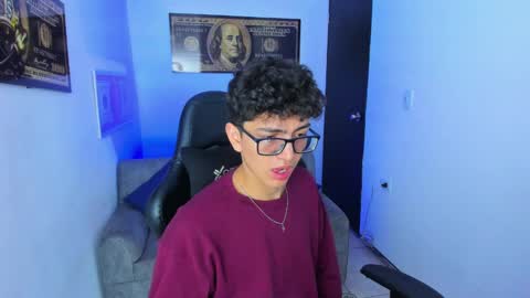 Snapshot of tylerwhiite_ chatting on March 7, 6:24 am online show from March 7, 6:24 am