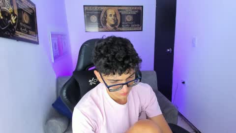 Snapshot of tylerwhiite_ chatting on March 2, 2:51 am online show from March 2, 2:51 am