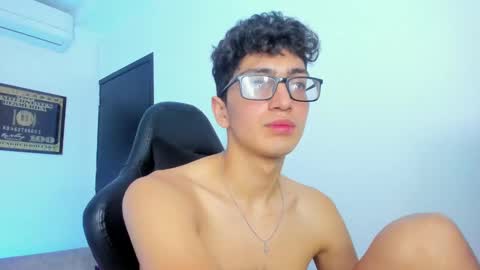 Snapshot of tylerwhiite_ chatting on February 8, 9:35 am online show from February 8, 9:35 am