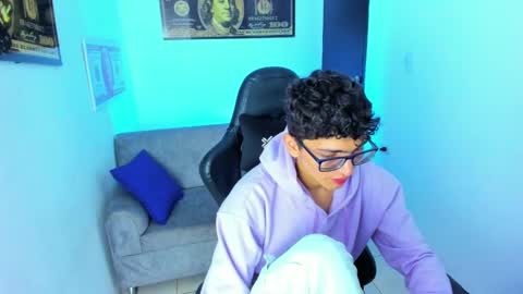 Snapshot of tylerwhiite_ chatting on February 12, 2:56 am online show from February 12, 2:56 am