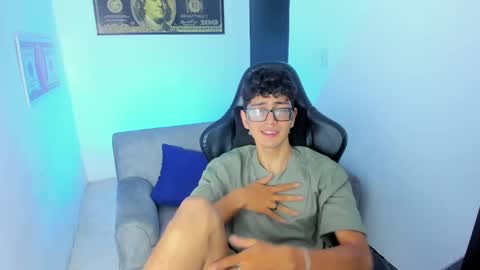 Snapshot of tylerwhiite_ chatting on February 8, 2:58 am online show from February 8, 2:58 am
