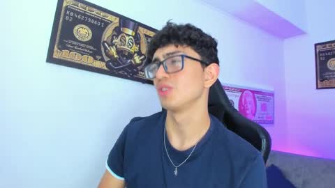 Snapshot of tylerwhiite_ chatting on March 11, 2:53 am online show from March 11, 2:53 am