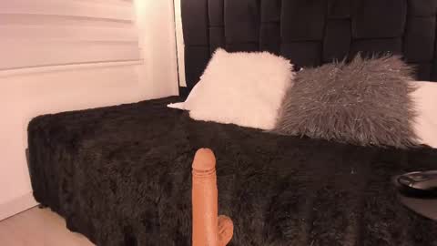 Snapshot of tylla_ chatting on September 27, 4:54 am online show from September 27, 4:54 am