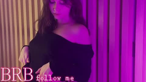 Una  online show from February 17, 2:28 pm