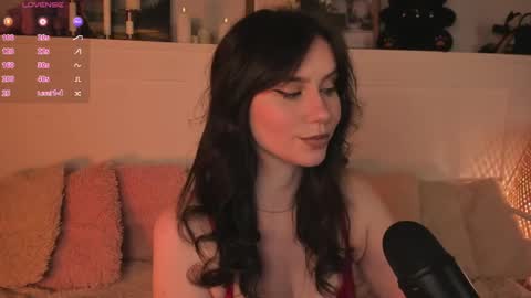 Una  online show from April 17, 10:06 am