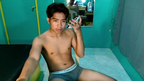 urhot_jeremyxx online show from April 2, 6:10 am
