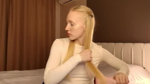 ElizabethLizy online show from May 22, 6:36 pm