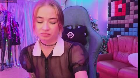 Leila online show from December 21, 8:10 pm