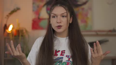 Mia online show from December 2, 11:51 am