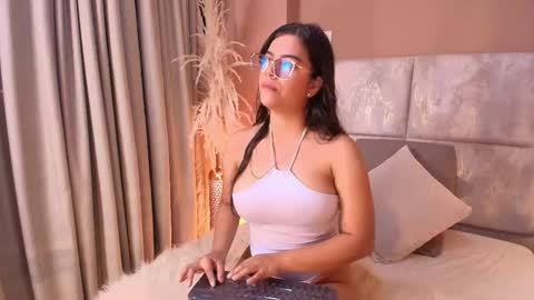 VaiaLowell online show from February 24, 6:11 pm