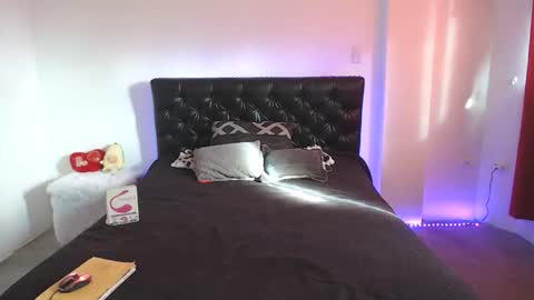 valen_foxxx online show from April 19, 1:01 pm