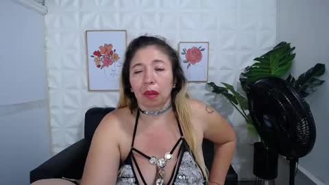 Snapshot of valentina_mature chatting on February 27, 5:29 am Valentina online show from February 27, 5:29 am