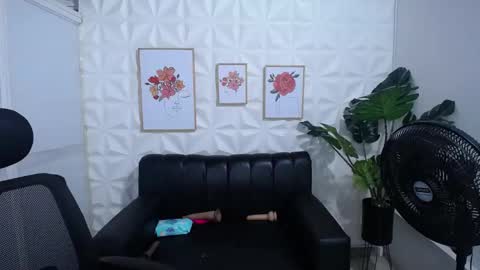 Snapshot of valentina_mature chatting on March 5, 7:38 am Valentina online show from March 5, 7:38 am