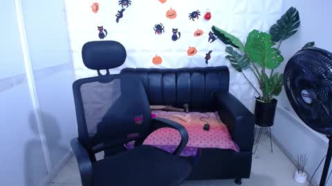 Snapshot of valentina_mature chatting on October 18, 12:48 am Valentina online show from October 18, 12:48 am