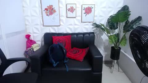 Snapshot of valentina_mature chatting on March 7, 8:44 pm Valentina online show from March 7, 8:44 pm