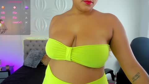 Snapshot of valentina_xx69 chatting on March 1, 3:05 pm Valentina online show from March 1, 3:05 pm