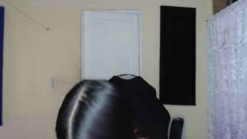 Snapshot of valeria_mendozza chatting on February 15, 10:52 pm online show from February 15, 10:52 pm