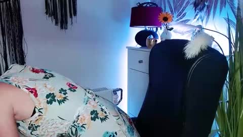 Valerie  online show from December 2, 2:14 pm