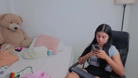 Snapshot of valerihouse chatting on September 30, 12:10 am Juli C online show from September 30, 12:10 am