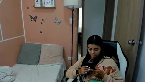 Snapshot of valerihouse chatting on March 6, 6:59 pm Juli C online show from March 6, 6:59 pm