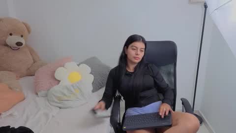 Snapshot of valerihouse chatting on October 8, 12:29 am Juli C online show from October 8, 12:29 am