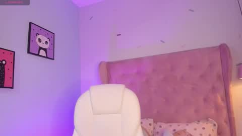 vanelope_evans_ online show from December 22, 1:18 pm