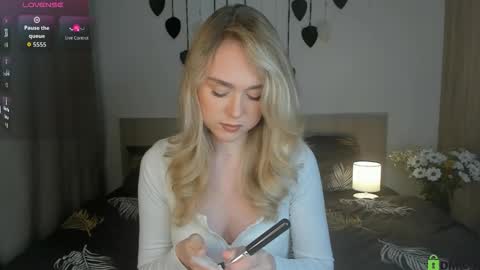 Snapshot of vanessa_maes chatting on October 20, 8:14 pm Vanessa Maes online show from October 20, 8:14 pm