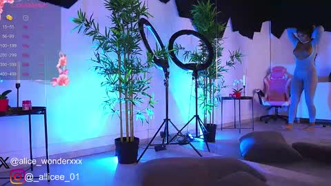 Vanessa Simon online show from March 8, 7:05 am