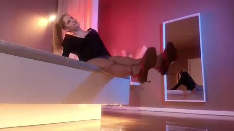 Laura online show from January 11, 6:14 pm