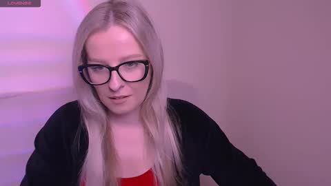 Mia online show from November 17, 8:06 am