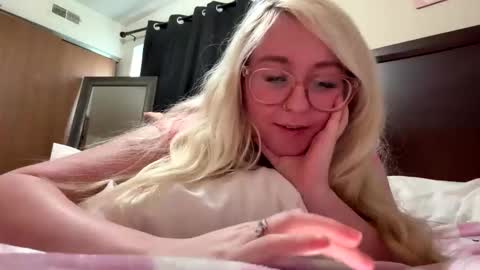 vanillapuddingpie online show from April 6, 11:06 pm