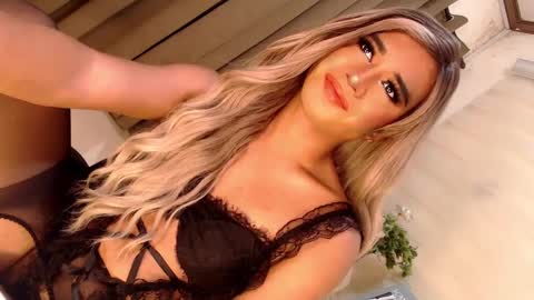 Snapshot of velvet_fux chatting on February 26, 7:32 pm Richy will make you fall in love online show from February 26, 7:32 pm