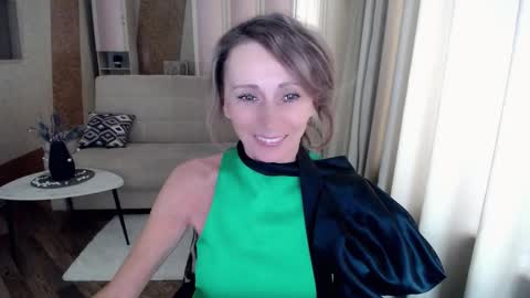 Snapshot of veronicagilbert chatting on February 21, 5:13 am Helen online show from February 21, 5:13 am