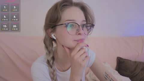 Snapshot of vialeta_baby chatting on October 15, 12:25 am Vi online show from October 15, 12:25 am