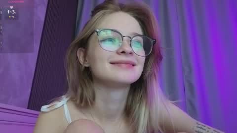 Snapshot of vialeta_baby chatting on October 8, 10:38 pm Vi online show from October 8, 10:38 pm