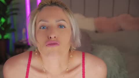 vickysecret96 online show from June 18, 5:40 pm