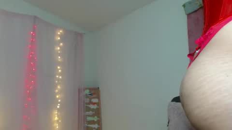 Snapshot of victoria_miler chatting on February 15, 2:04 am VICKY online show from February 15, 2:04 am