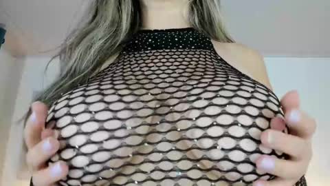 Snapshot of victoria_queen2 chatting on March 7, 1:20 am victoria_queen2 online show from March 7, 1:20 am