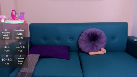Snapshot of victoria_romanee chatting on October 20, 3:33 am Monica online show from October 20, 3:33 am