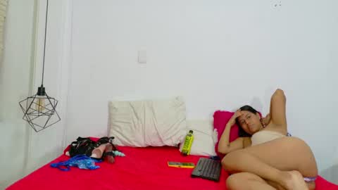 Snapshot of vikitomson chatting on February 23, 4:24 pm vikiTomson online show from February 23, 4:24 pm