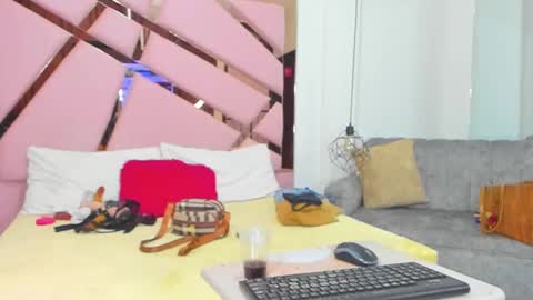 Snapshot of vikitomson chatting on February 12, 12:33 pm vikiTomson online show from February 12, 12:33 pm