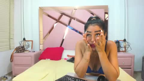 Snapshot of vikitomson chatting on February 6, 5:19 pm vikiTomson online show from February 6, 5:19 pm